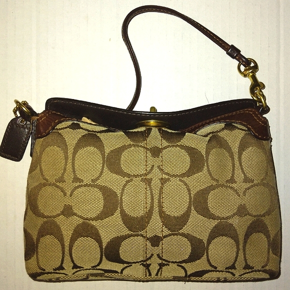 ☆Fabulous EUC COACH Signature Large Capacity Turnlock Baguette/Wristlet ☆ - Picture 4 of 16